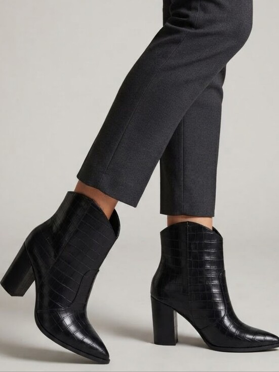 Qupid Other - S Black Tight Fitting Qupid Heeled Boots Size 4
